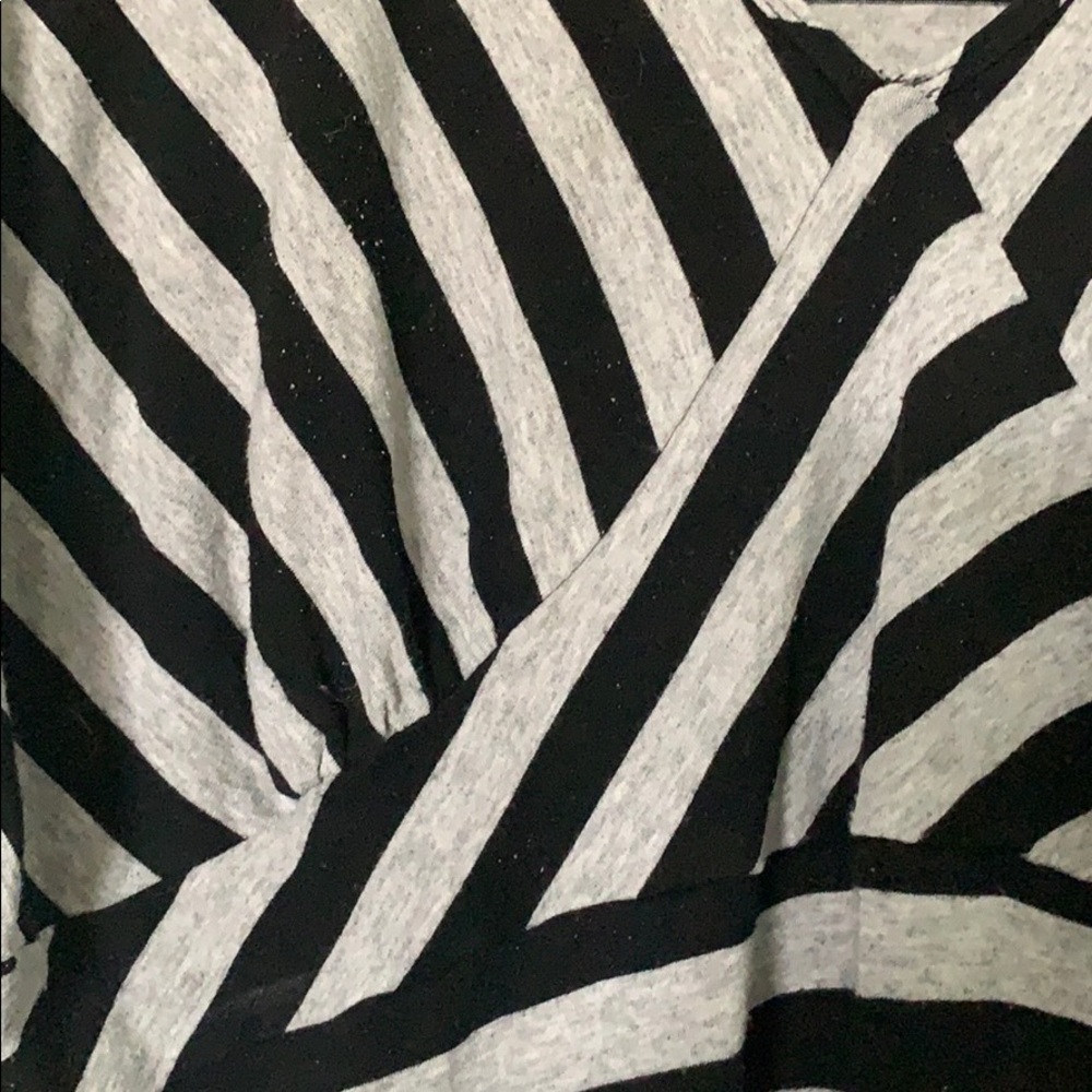 Extremely flattering striped top - Picture 3 of 3